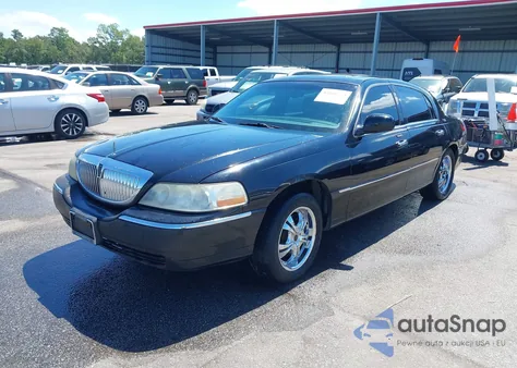 2005 Lincoln Town Car Signature Limited z USA, uszkodzony, nr VIN 1LNHM82W05Y670675